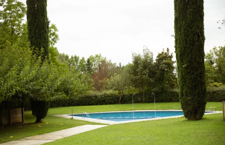 Permessi e normative per costruire una piscina in Italia